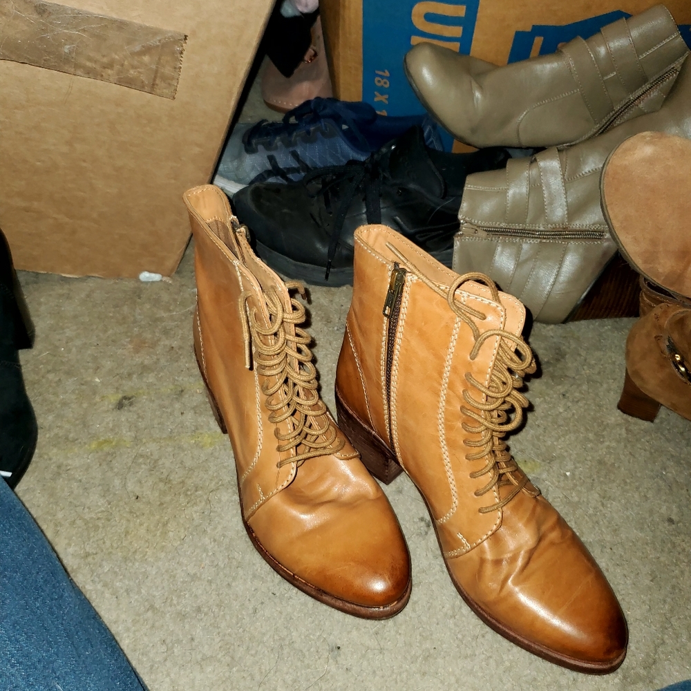 Heeled lace boots